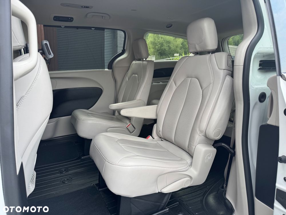 Chrysler Pacifica - 12