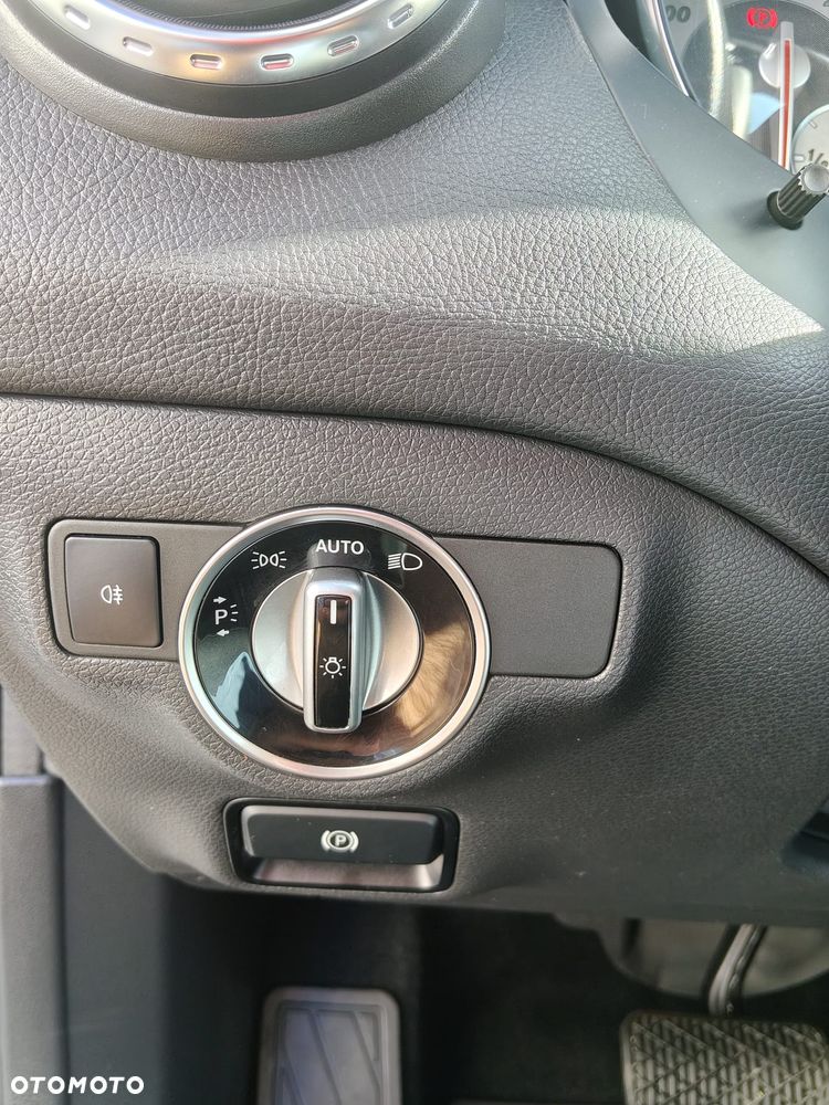 Mercedes-Benz GLA 200 7G-DCT - 33