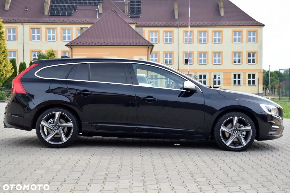 Volvo V60 D4 R-Design - 3