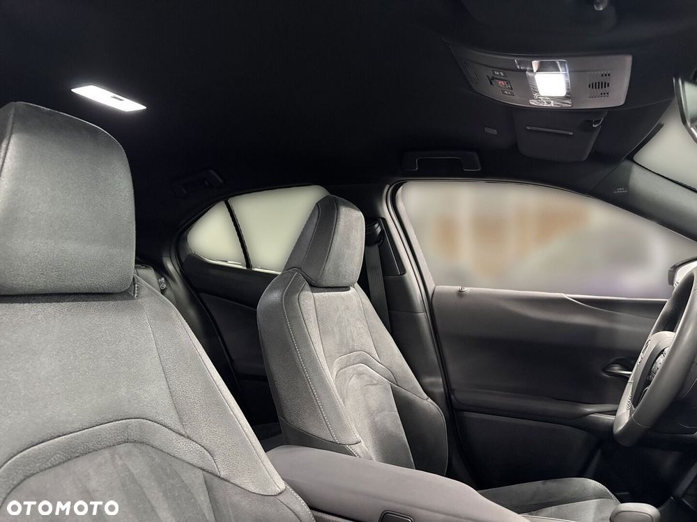 Lexus UX 2025
