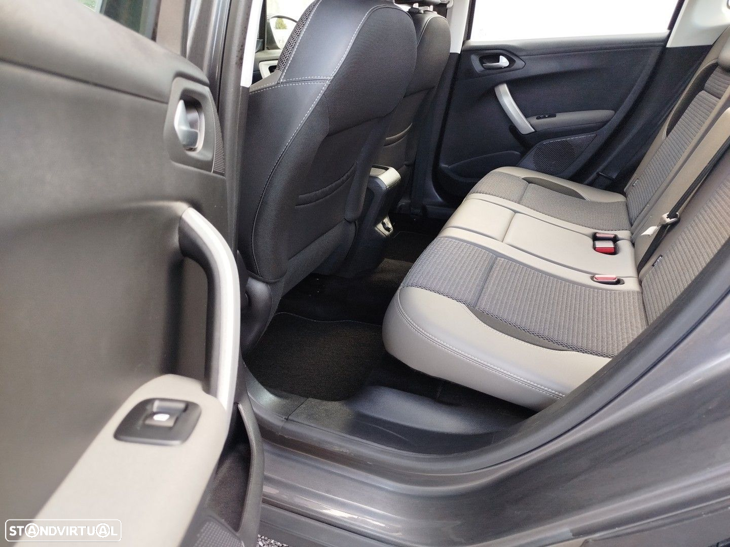 Peugeot 2008 1.2 PureTech Allure EAT6 - 25
