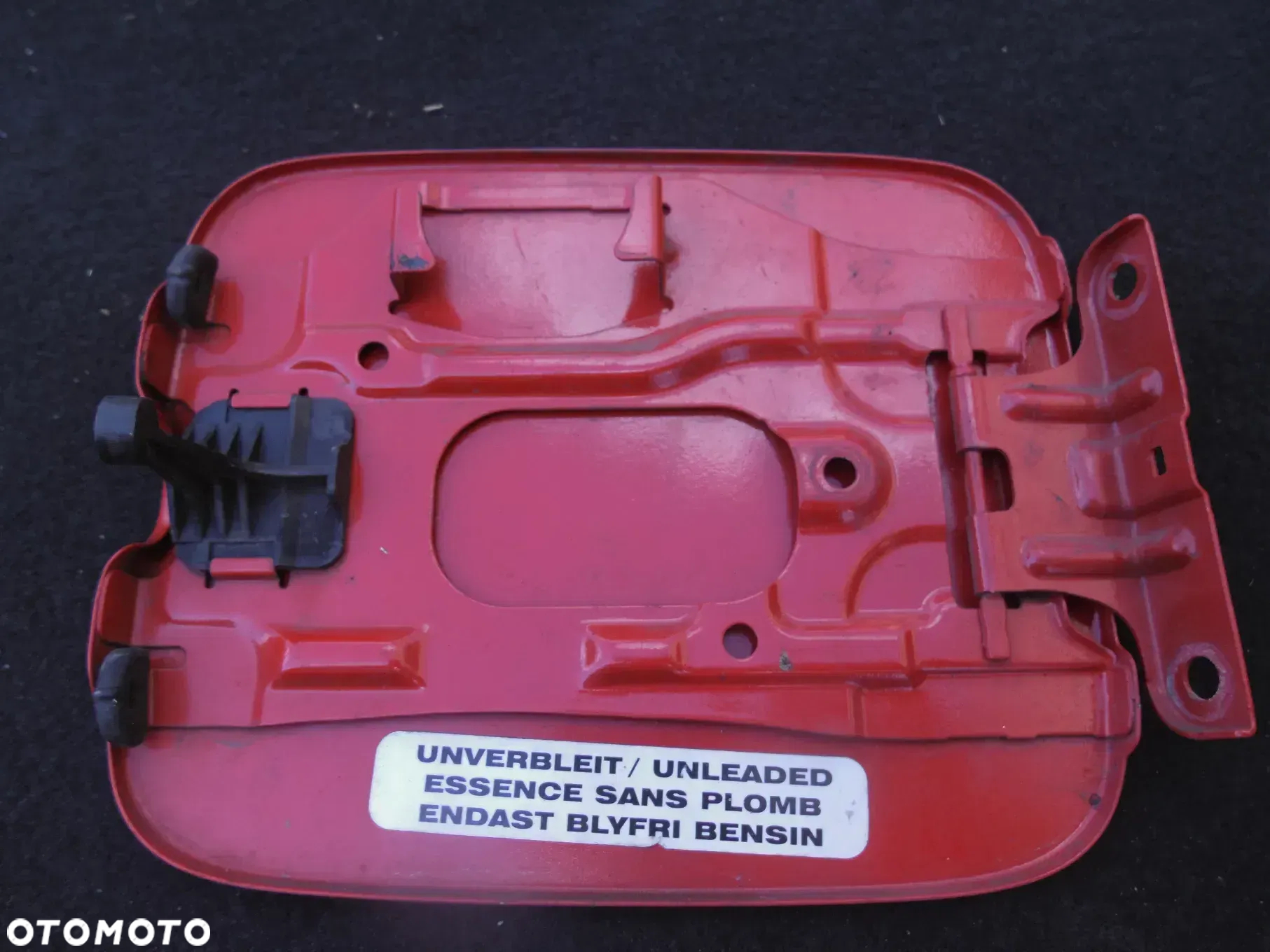 OPEL AGILA A KLAPKA WLEWU PALIWA CZERWONA - 2