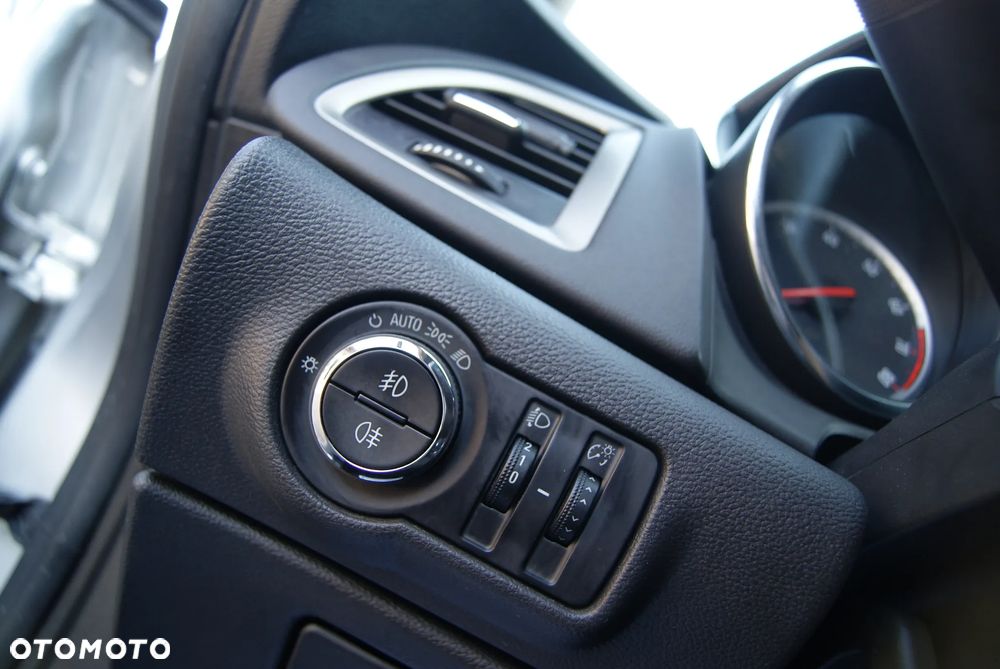 Opel Astra 1.4 ecoFLEX Cosmo - 25