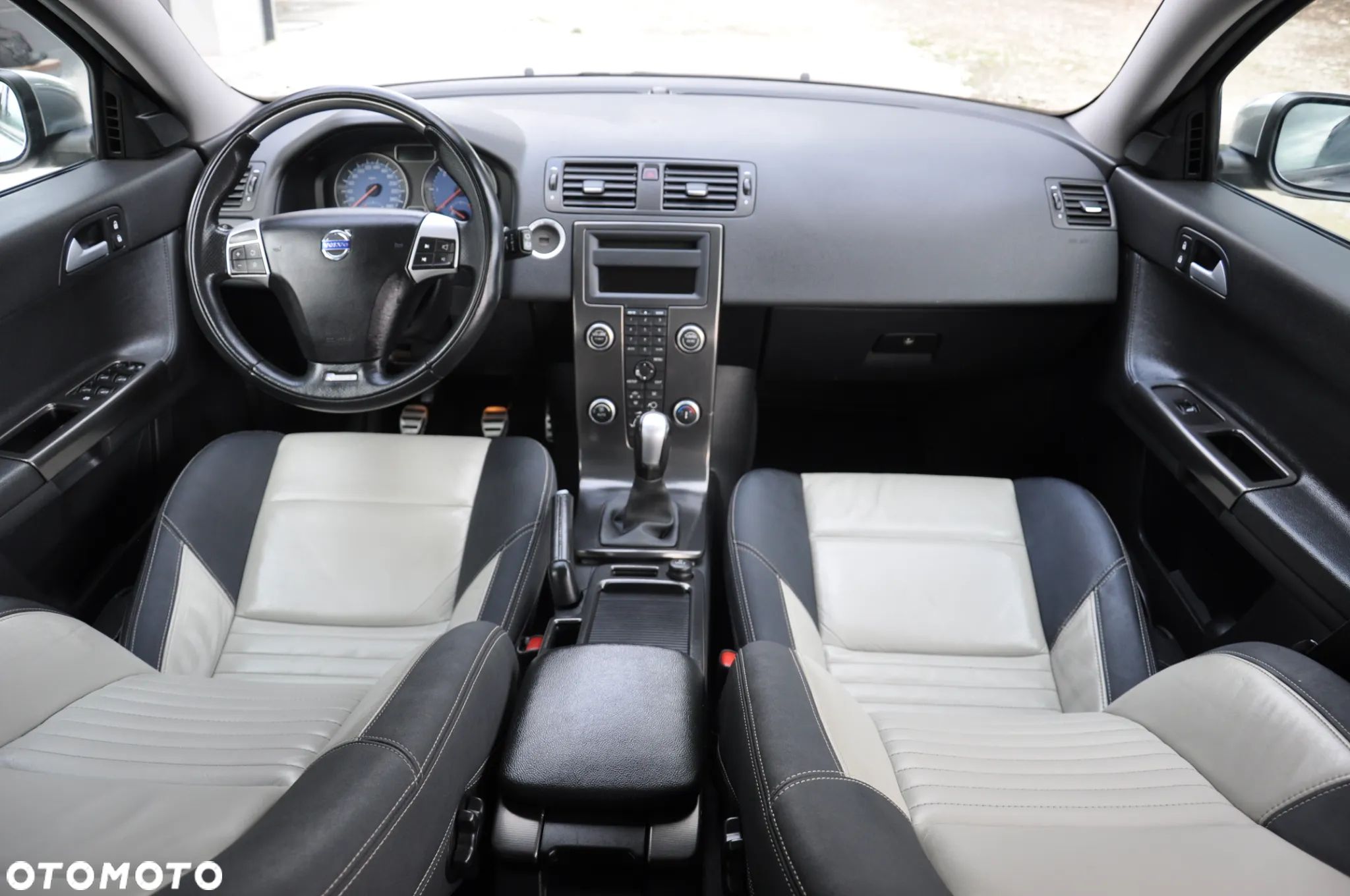 Volvo V50 2.0D R-Design Momentum - 1