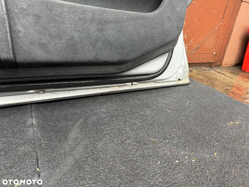 Drzwi prawe Mercedes C-Klasa W203 przód OE - 6