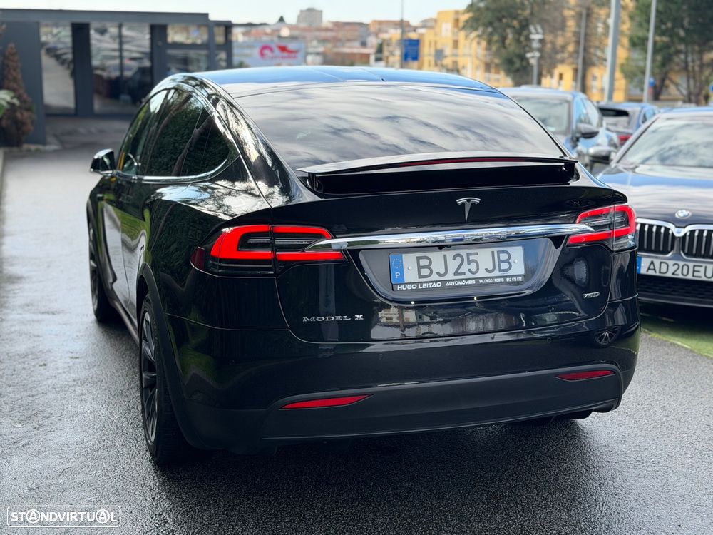 Tesla Model X - 8