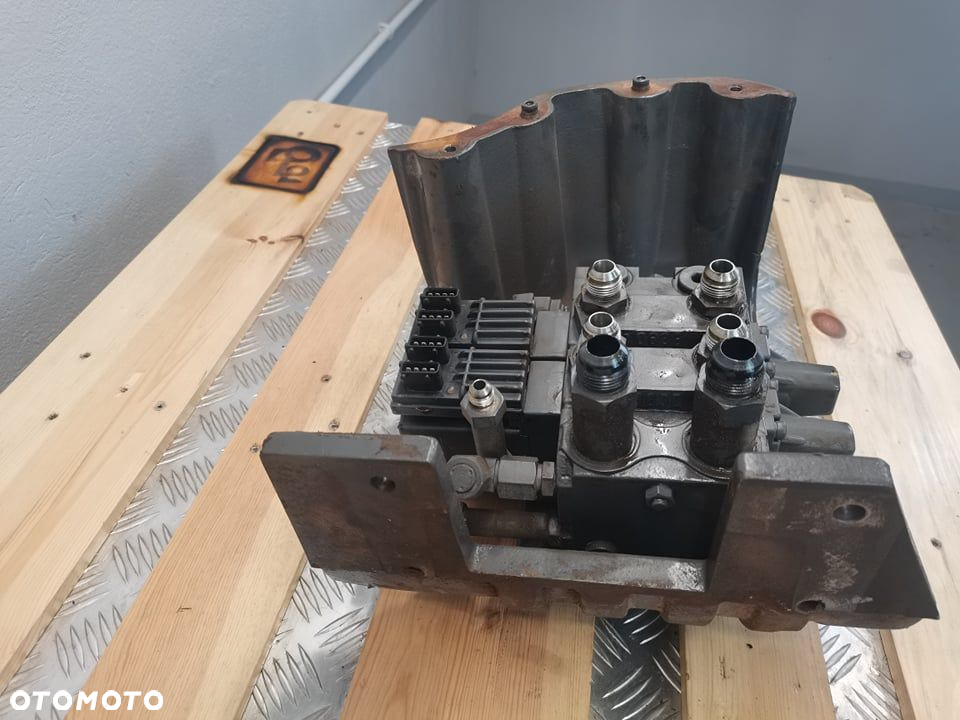 Valtra T.... 2014r {Blok zaworowy Sauer-Danfoss} - 6