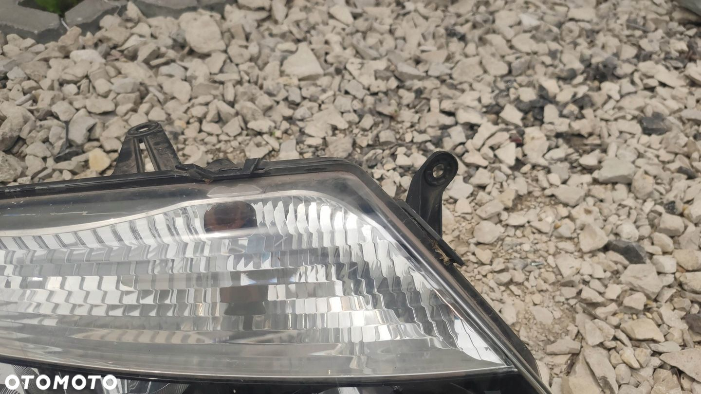 LAMPA PRAWY PRZÓD DACIA DUSTER 10- CZARNA EU - 5