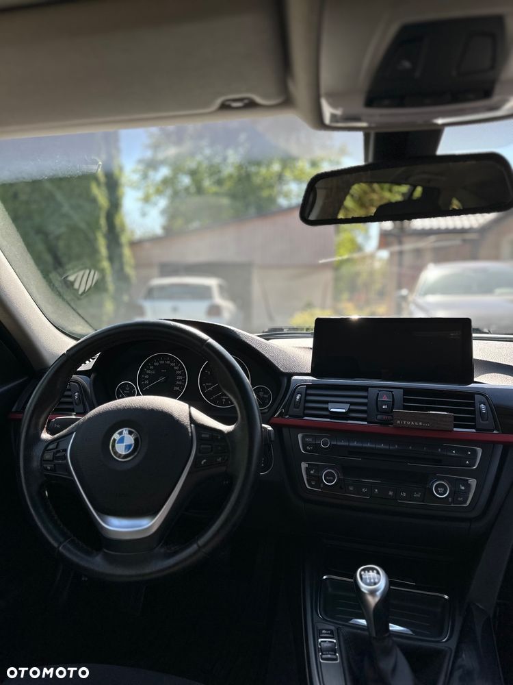 BMW Seria 3 318d xDrive Sport Line - 11