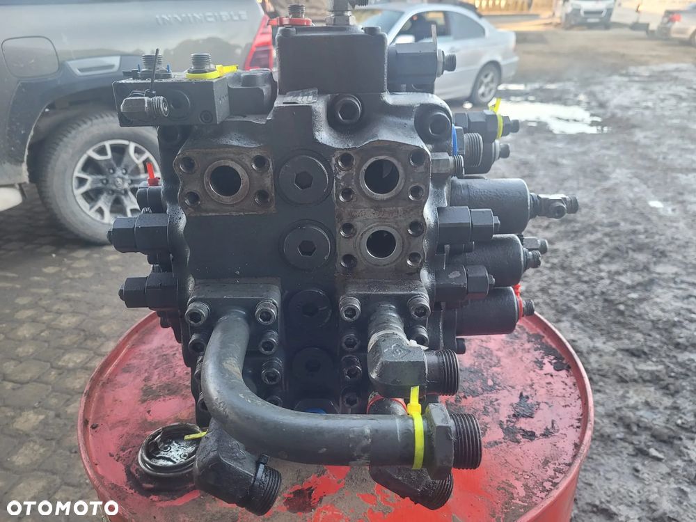 VOLVO EC240 części rozdzielacz - 6