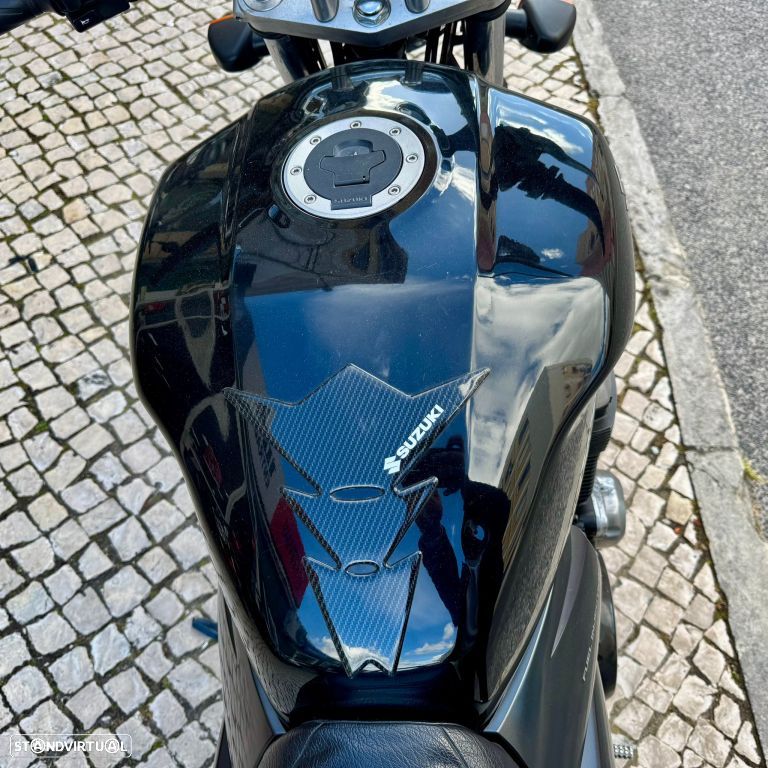 Suzuki GSX 1400 - 17