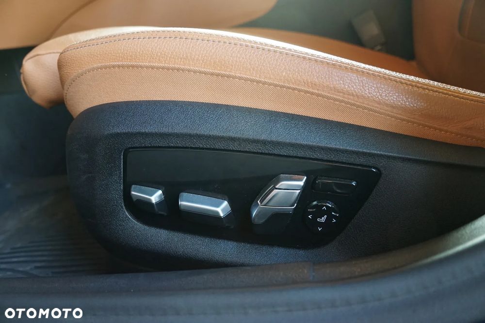 BMW Seria 5 M550i xDrive sport - 22