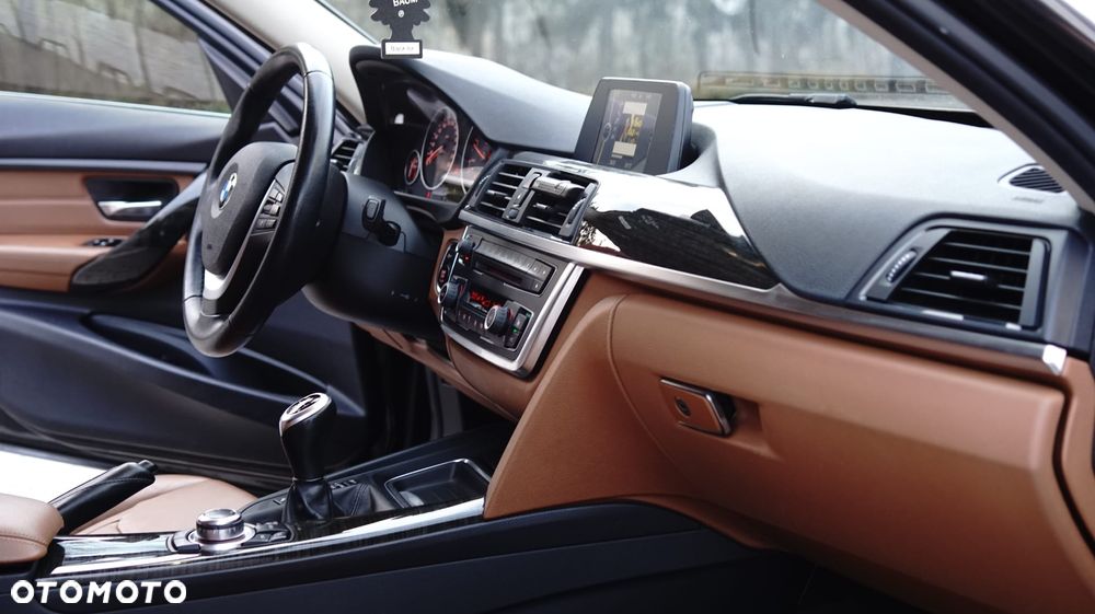BMW Seria 3 318d Luxury Line - 33