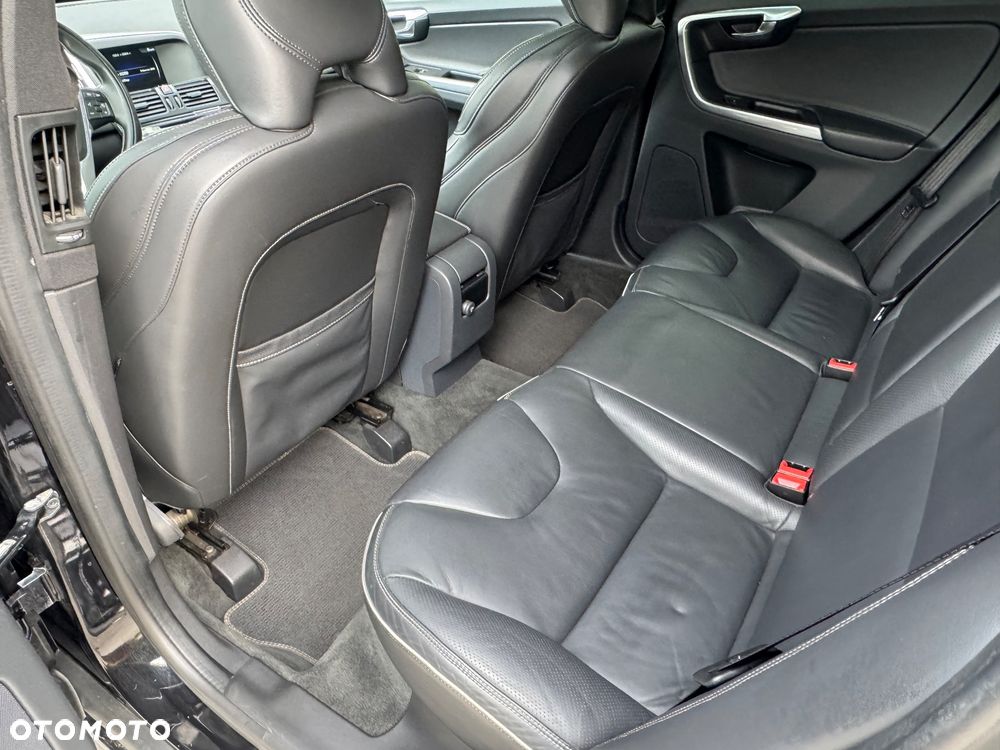 Volvo XC 60 D5 AWD R-Design Kinetic - 22