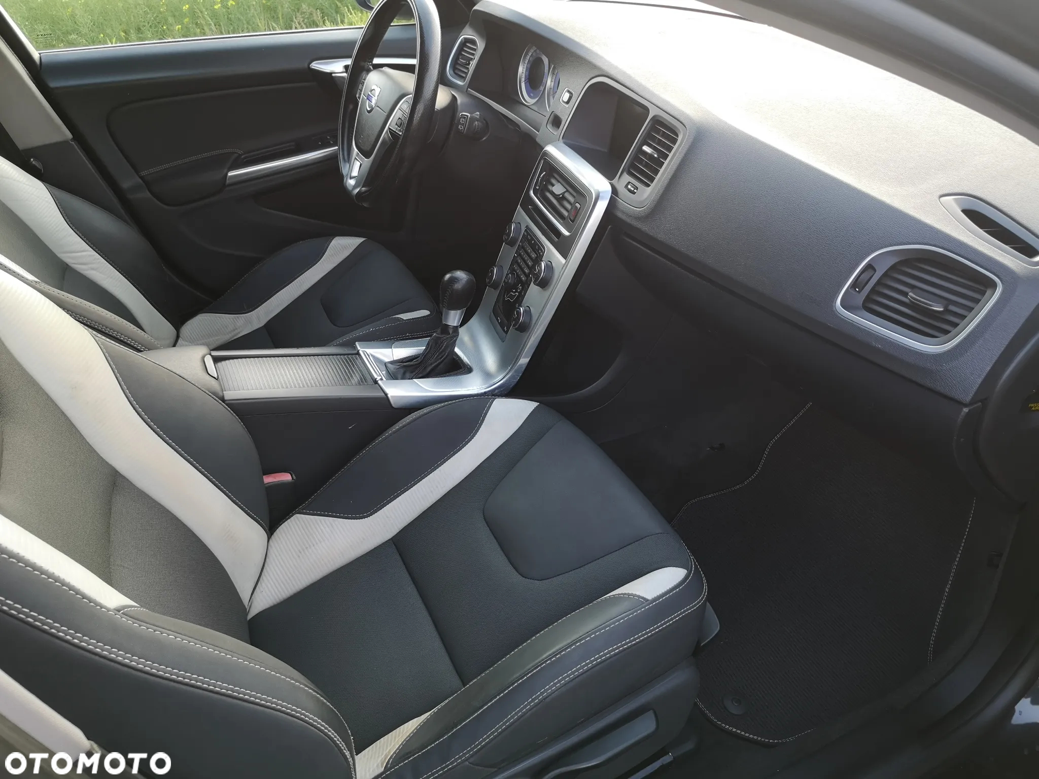 Volvo V60 T3 R-Design - 35