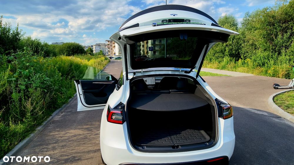 Tesla Model Y - 8