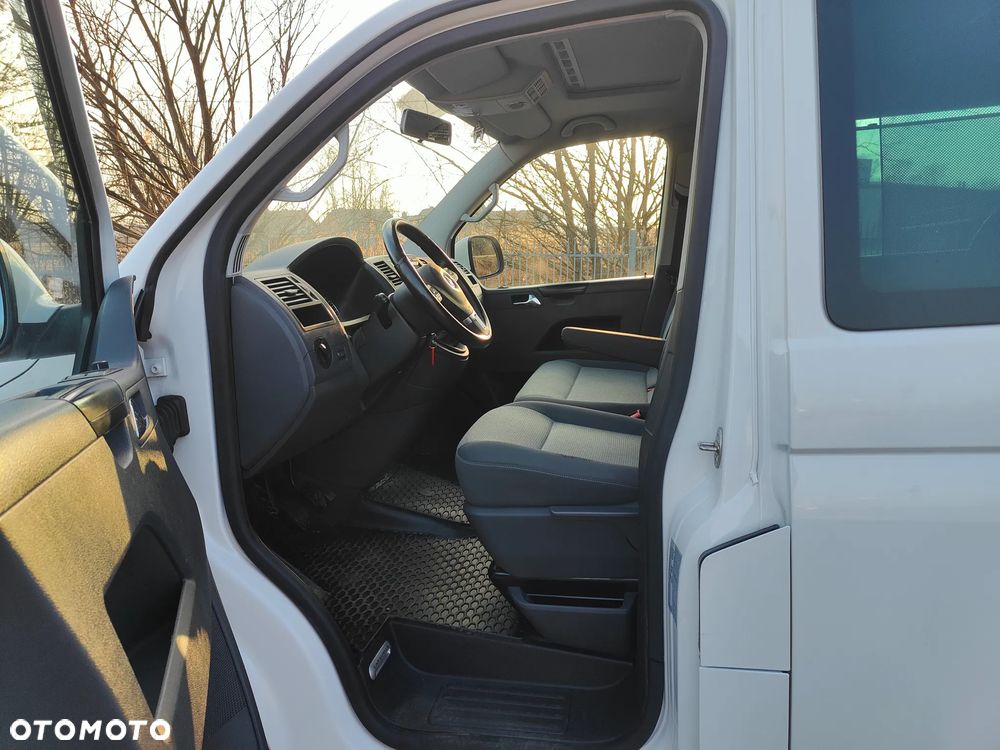 Volkswagen Caravelle - 11