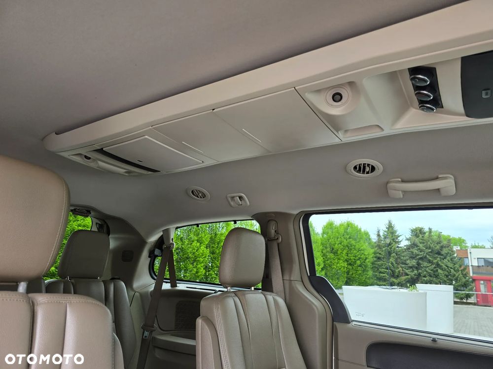 Chrysler Town & Country 3.6 Limited - 29