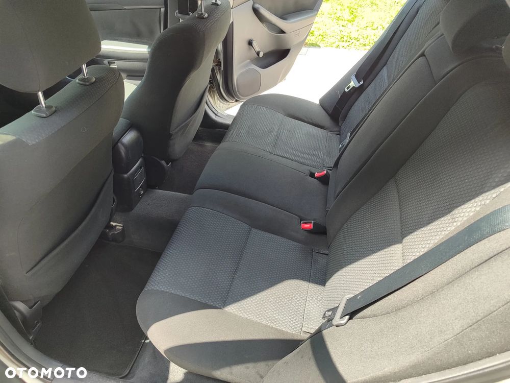 Toyota Avensis 1.6 VVT-i Terra - 14