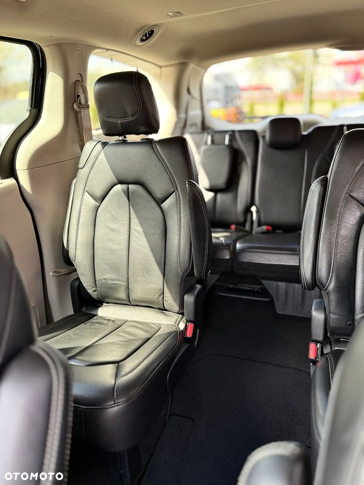 Chrysler Pacifica - 12