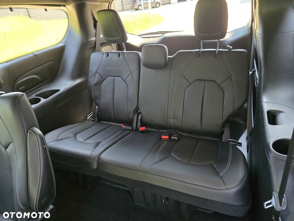 Chrysler Pacifica - 32