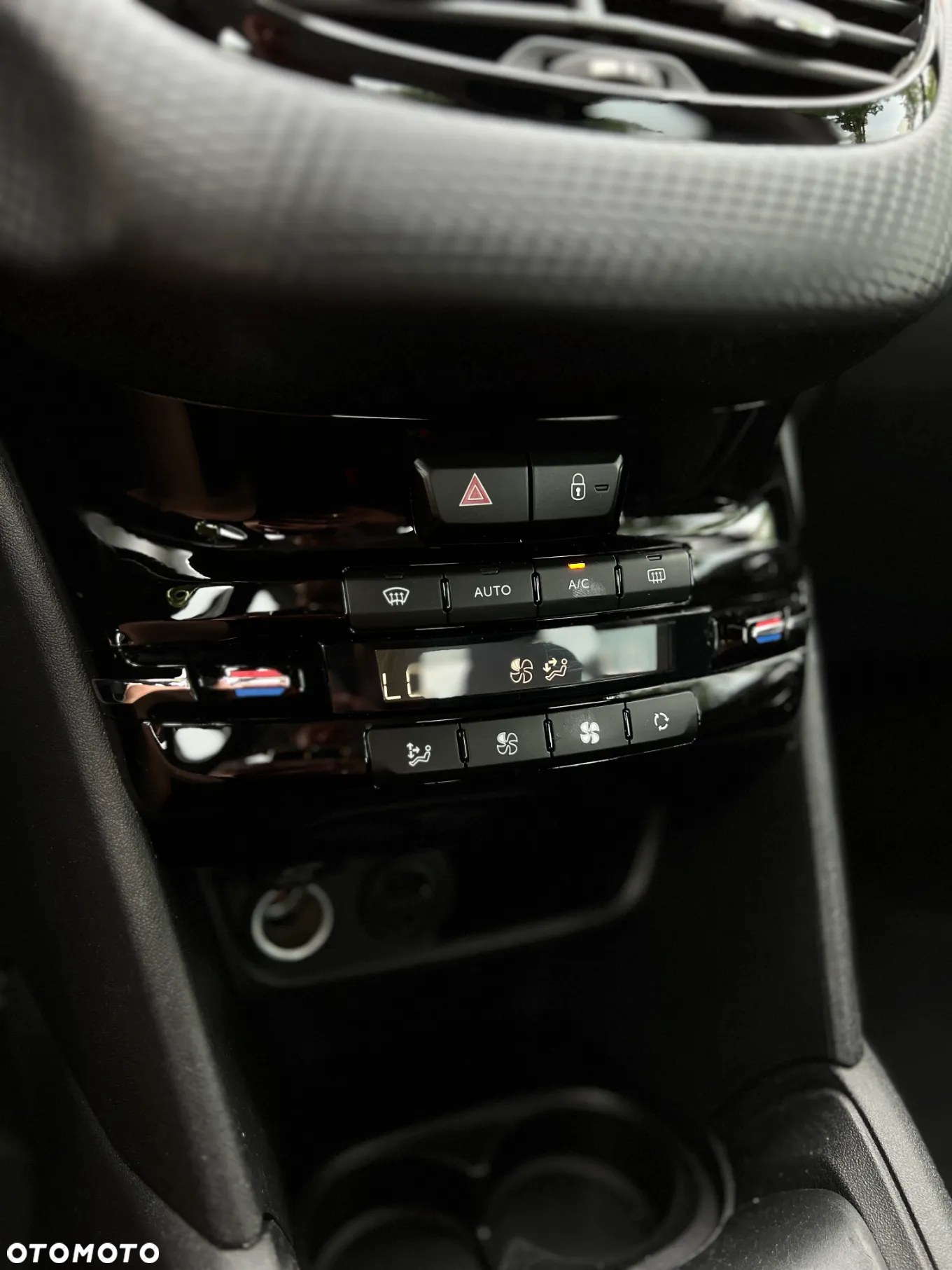 Peugeot 208 - 22