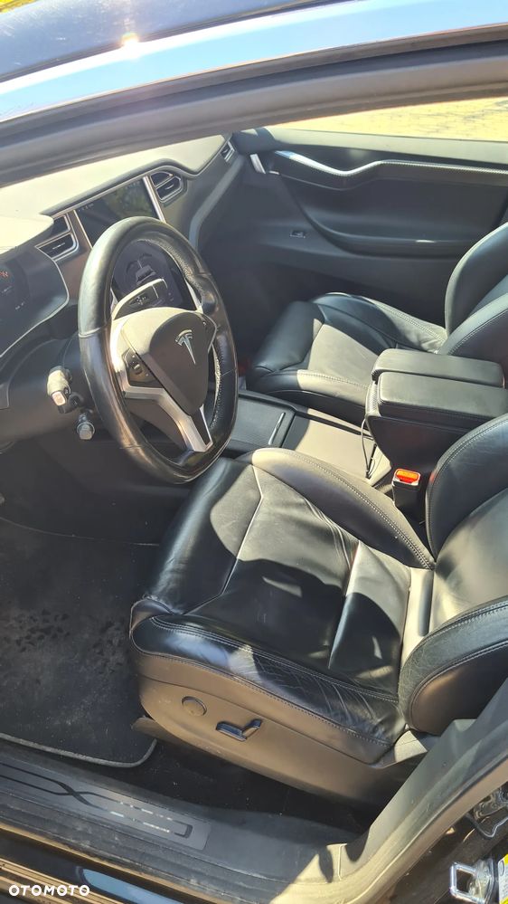 Tesla Model X - 25