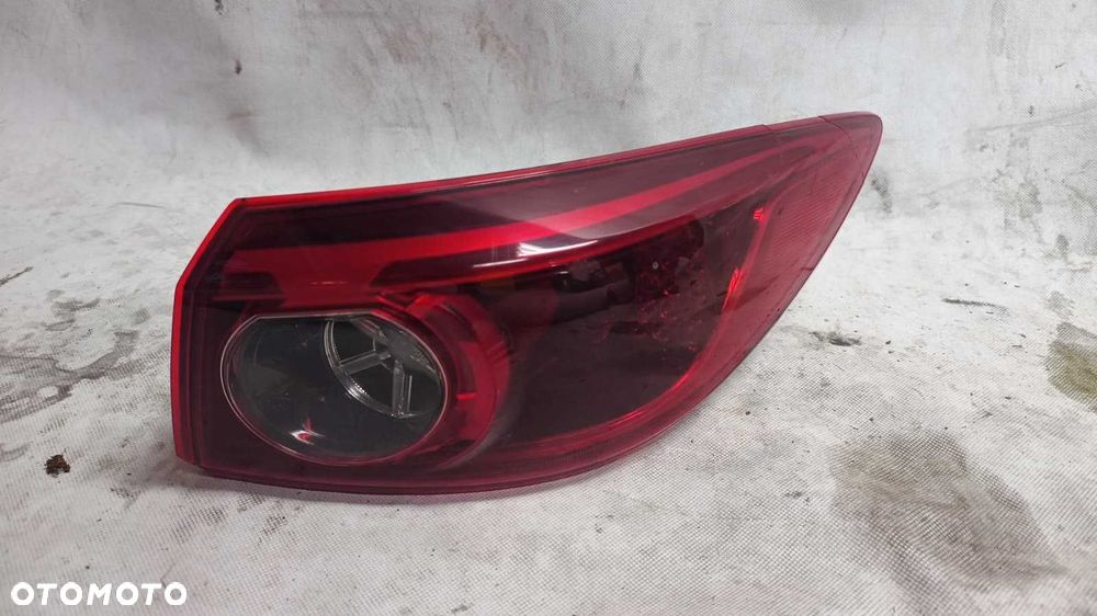 Lampa tylna zewnętrzna prawa Mazda 3 BM SEDAN uszkodzona - 1
