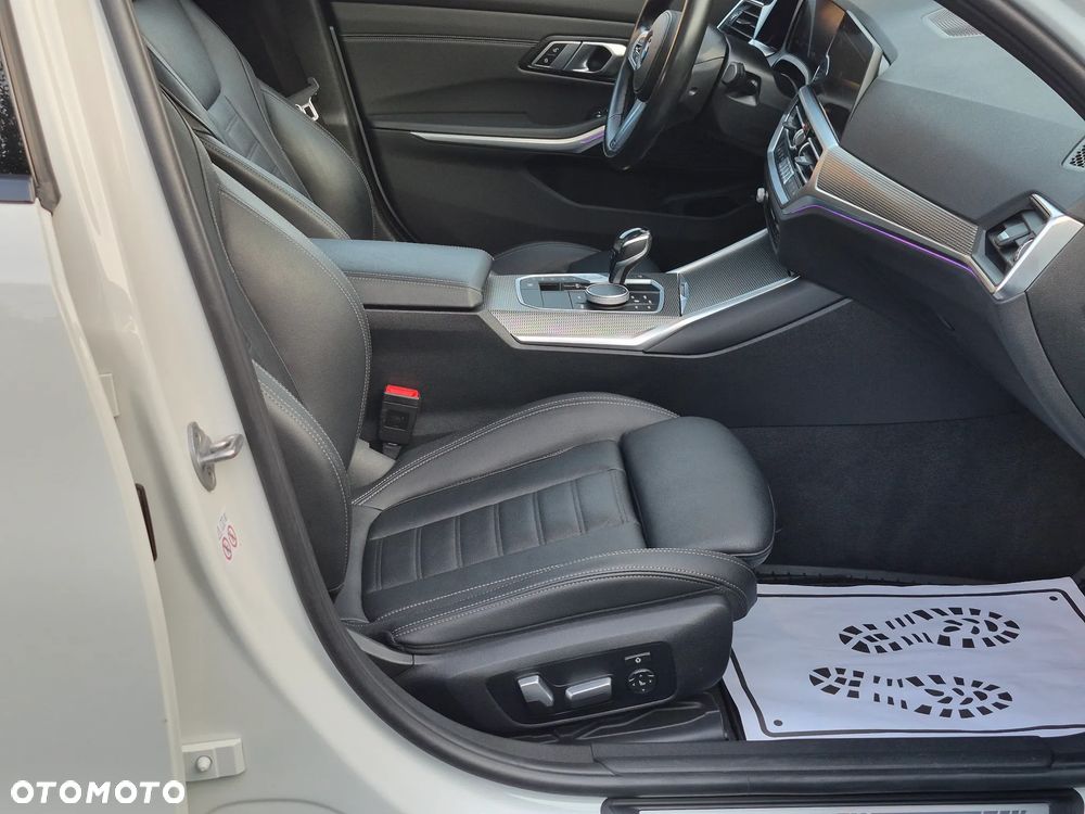 BMW Seria 3 318d MHEV - 12