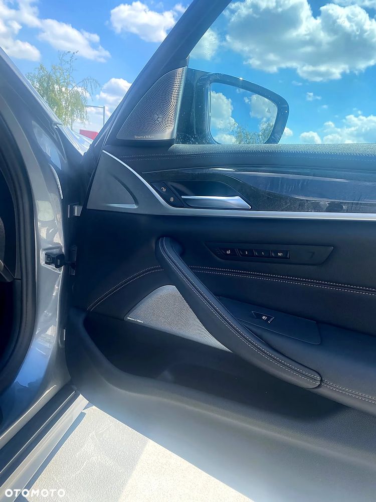 BMW Seria 5 M550i xDrive - 34