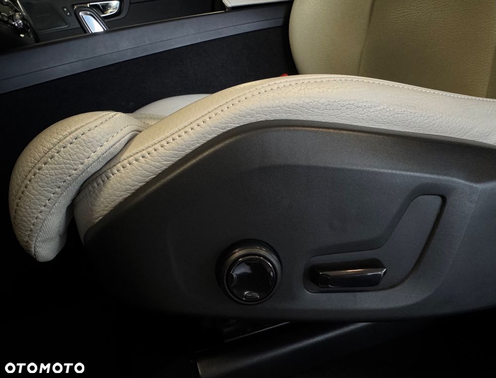 Volvo XC 60 B4 D AWD Momentum Pro - 17