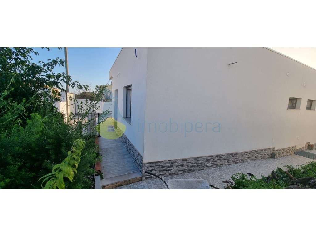 Moradia isolada no Algoz com cave e Rés-do-chão, jardim e piscina - Grande imagem: 3/32