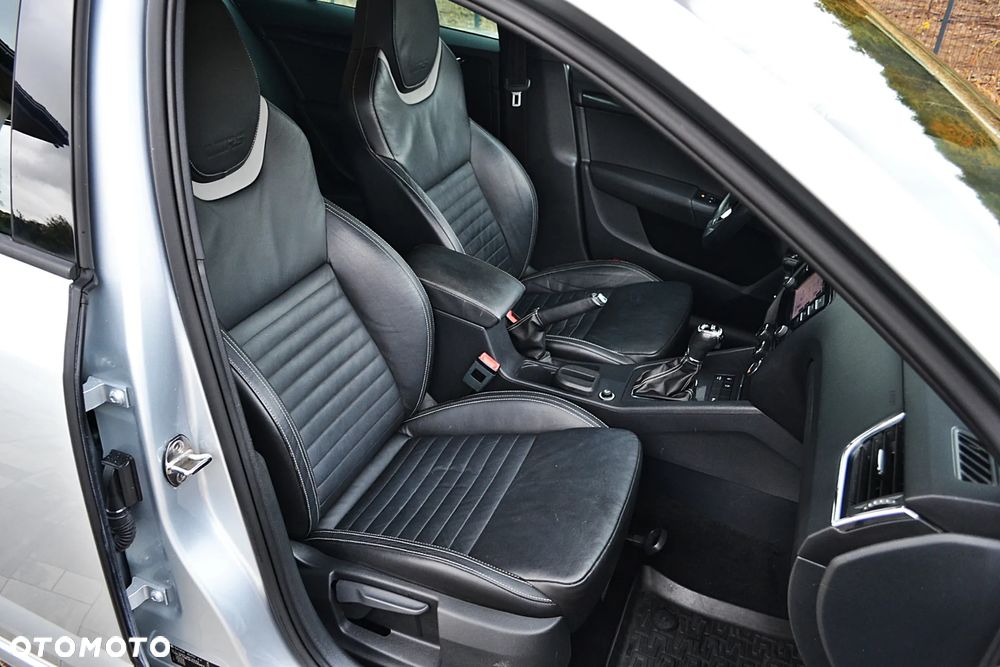 Skoda Octavia 2.0 TDI DSG RS - 25