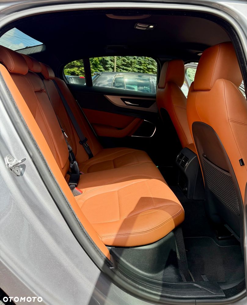Jaguar XE P250 R-Dynamic SE - 17