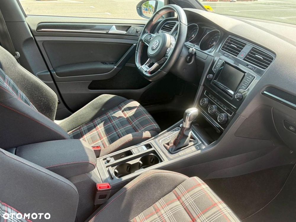 Volkswagen Golf - 8
