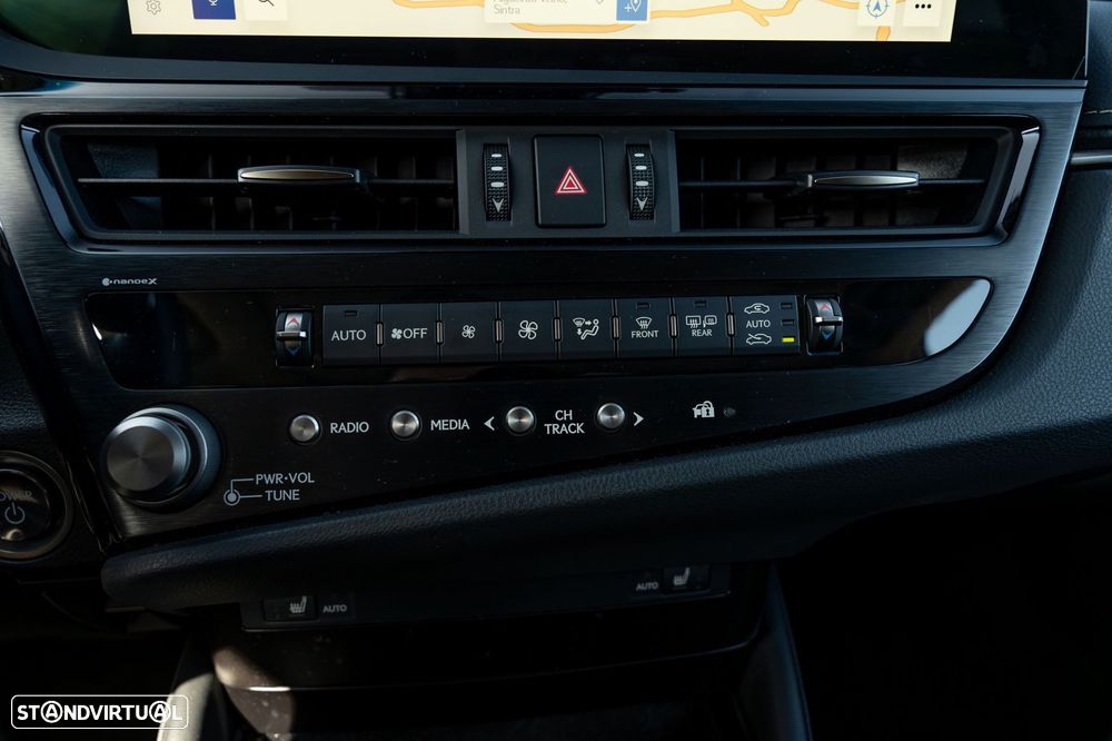 Lexus ES 300h Sport - 23