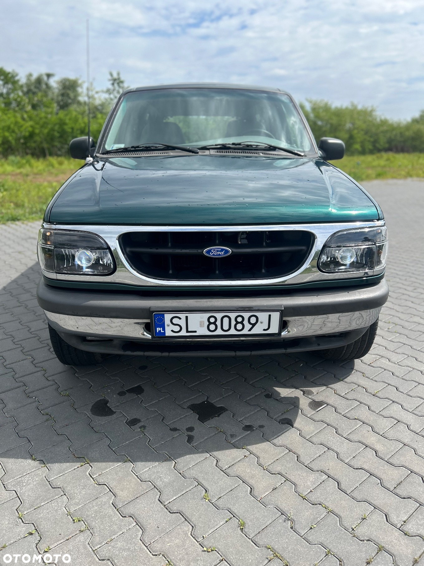 Ford Explorer Standard - 2