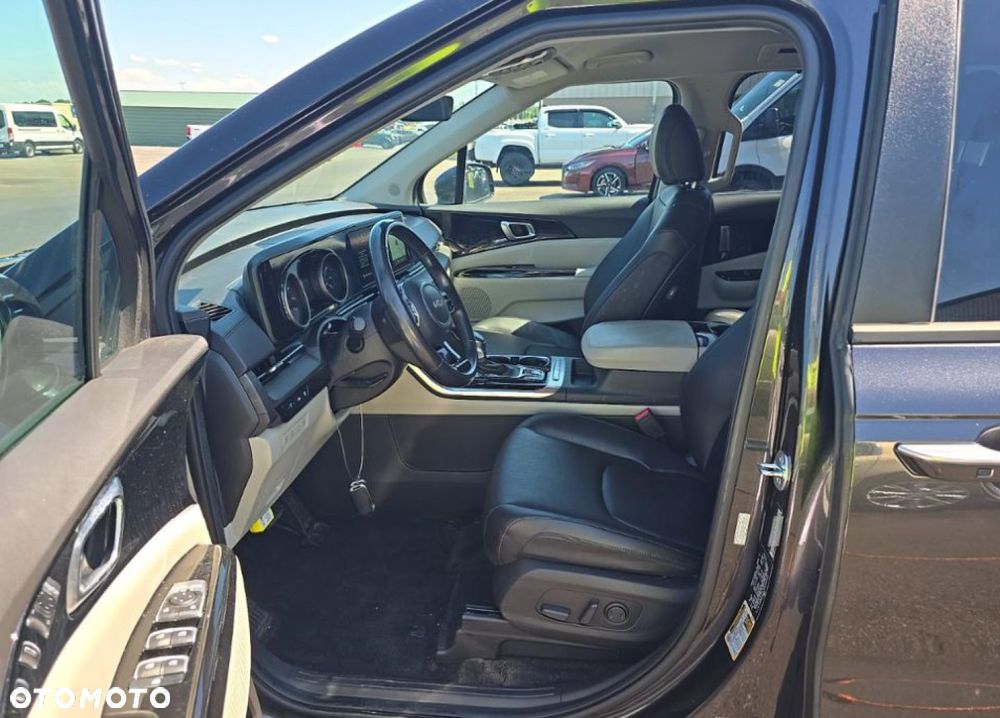 Kia Carnival - 8