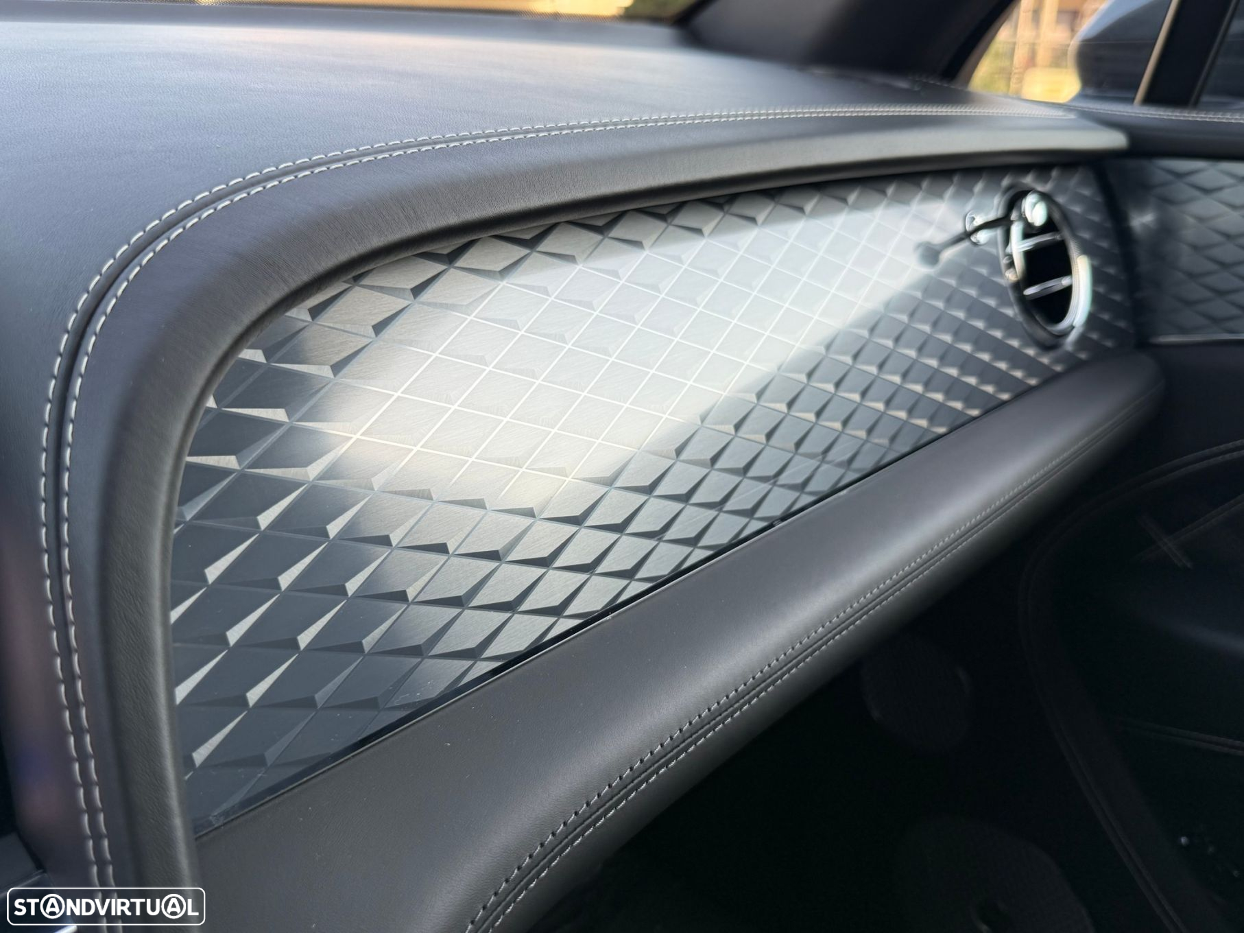 Bentley Bentayga V8 Atelier Edition - 37