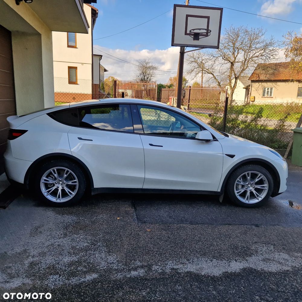 Tesla Model Y - 39