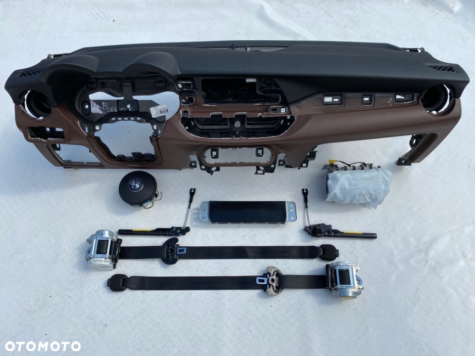 ALFA ROMEO GIULIA DESKA KONSOLA KOKPIT PULPIT PÓŁKA PARAPET PODUSZKI POWIETRZNE KIEROWCY PASAŻERA PODUSZKA POWIETRZNA PASY PAS KOLAN KOLANOWA AIR BAG FOTELA W FOTEL KURTYNA KURTYNY NAPINACZ DOPINACZ NAPINACZE DOPINACZE naprawa wymiana od reki na magazynie Raz2 - 4