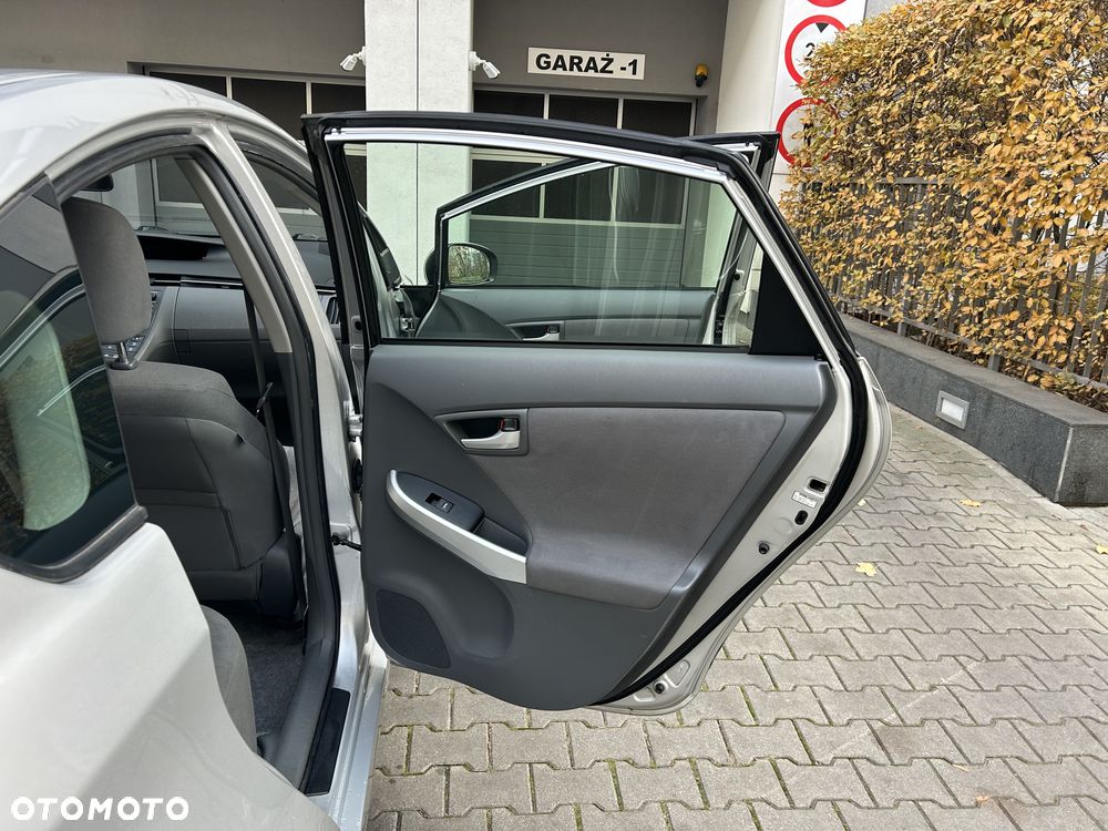 Toyota Prius 1.8 HSD Sol - 17