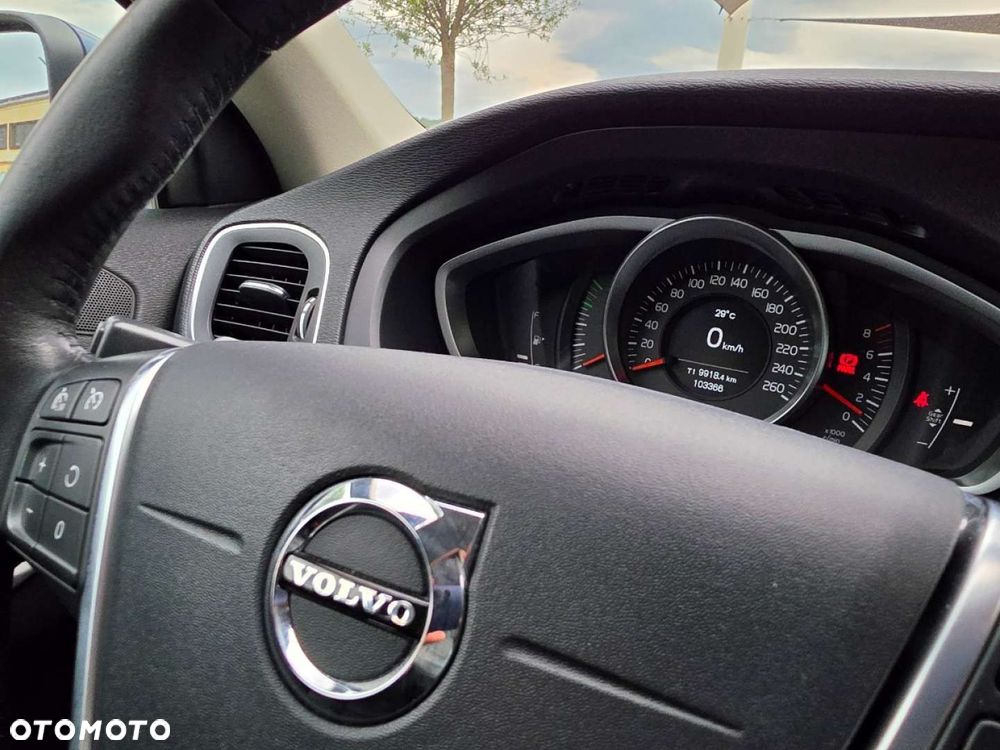 Volvo V40 - 25