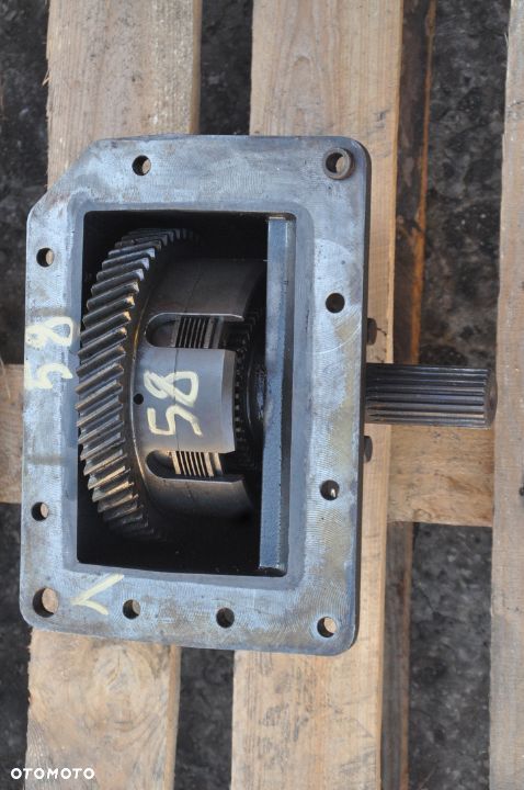 PRZYSTAWKA PRZEDNIEGO NAPĘDU CLAAS AXOS 330 NR 7700096085 - 3