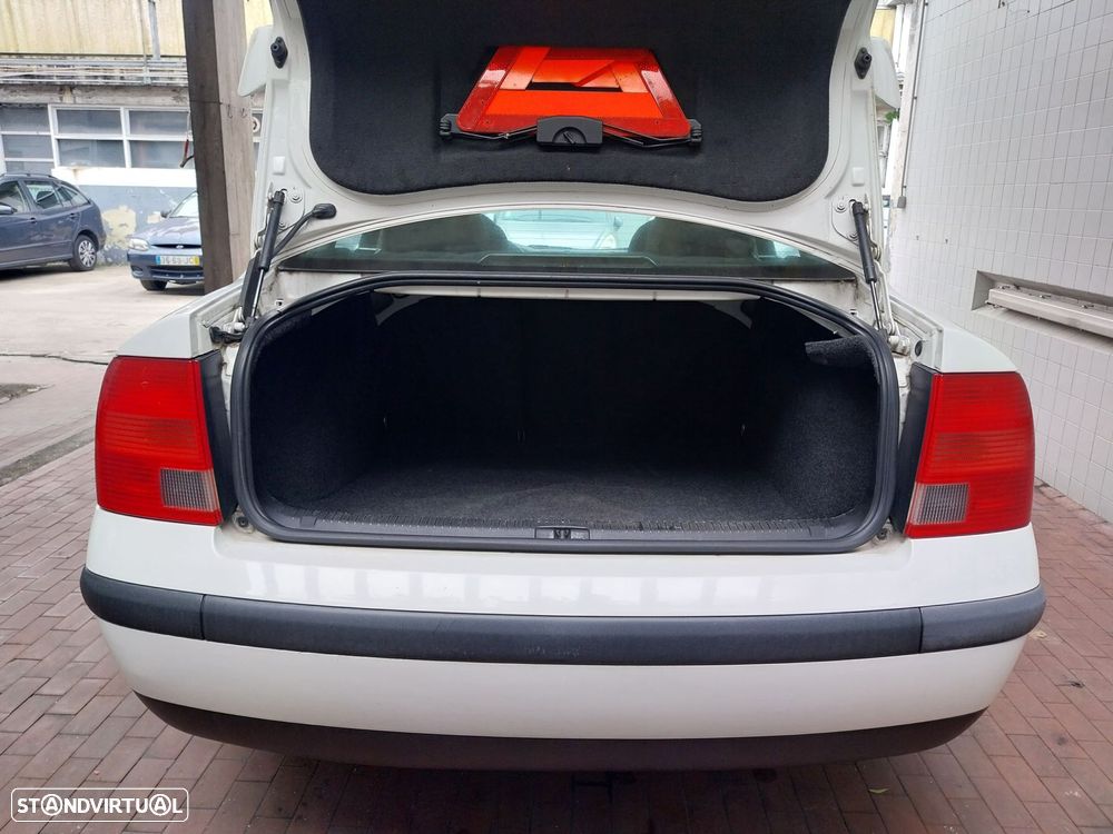 VW Passat 1.9 TDi Confortline - 9