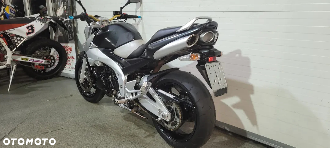 Suzuki GSR - 8