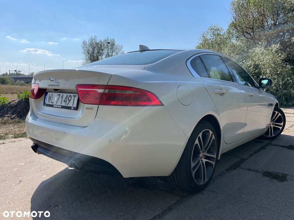 Jaguar XE 2.0 T Prestige - 10
