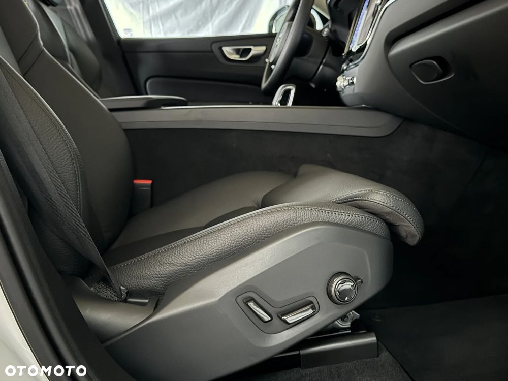 Volvo XC 60 B4 D Plus Dark - 18