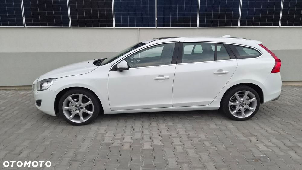 Volvo V60 D5 AWD Geartronic Summum - 4