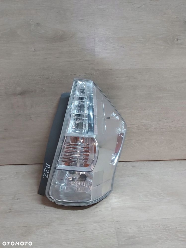 Toyota Prius PLUS lampa prawy tył USA Prius V - 1